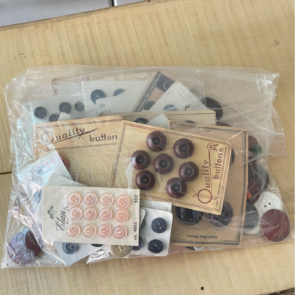 JUST IN Assorted Button Mystery Bag Vintage Retro Multicolor Mixed Materials - Picture 2 of 3